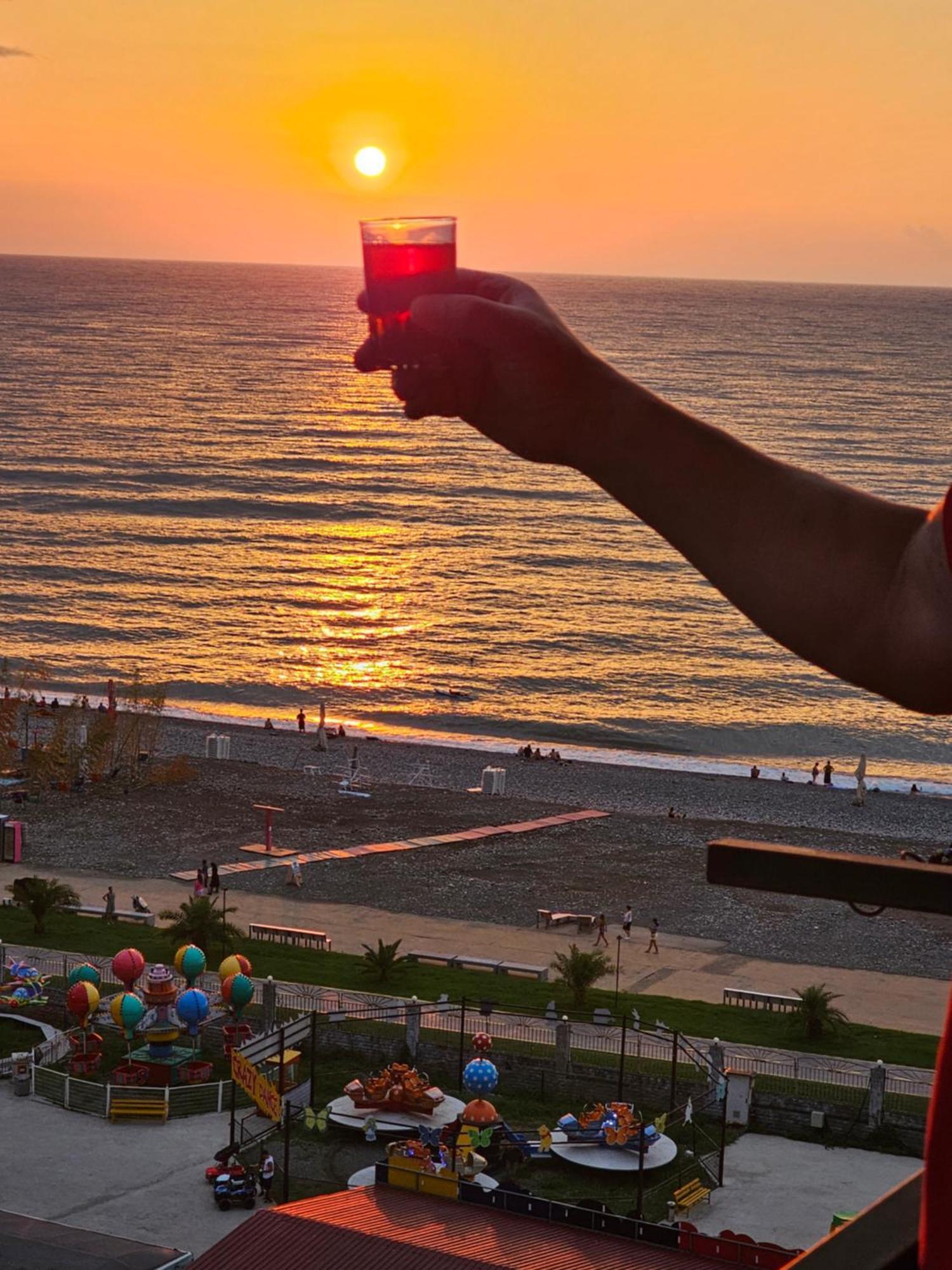 Apartment Desi With Sea View On The Beach In Батуми Экстерьер фото